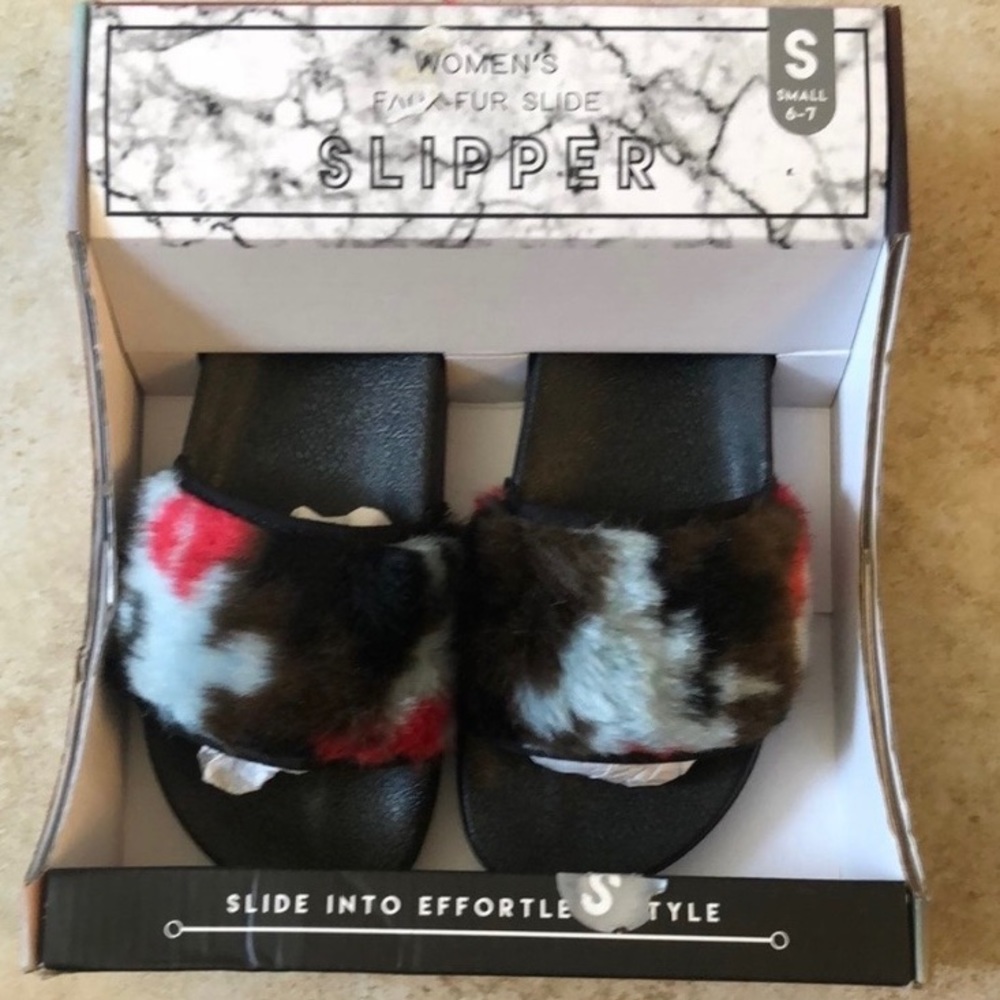 Women’s faux fur slippers/pool slides various sizes